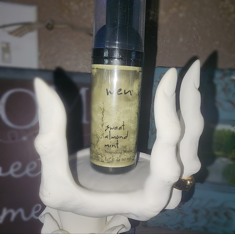 2  oz Wen sweet almond mint replenishing treatment mist.